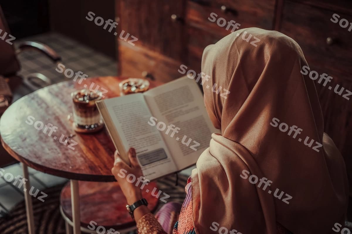 Gövda o'rtasi ayol uyda kitob o'qiyotgan | Midsection woman reading book home