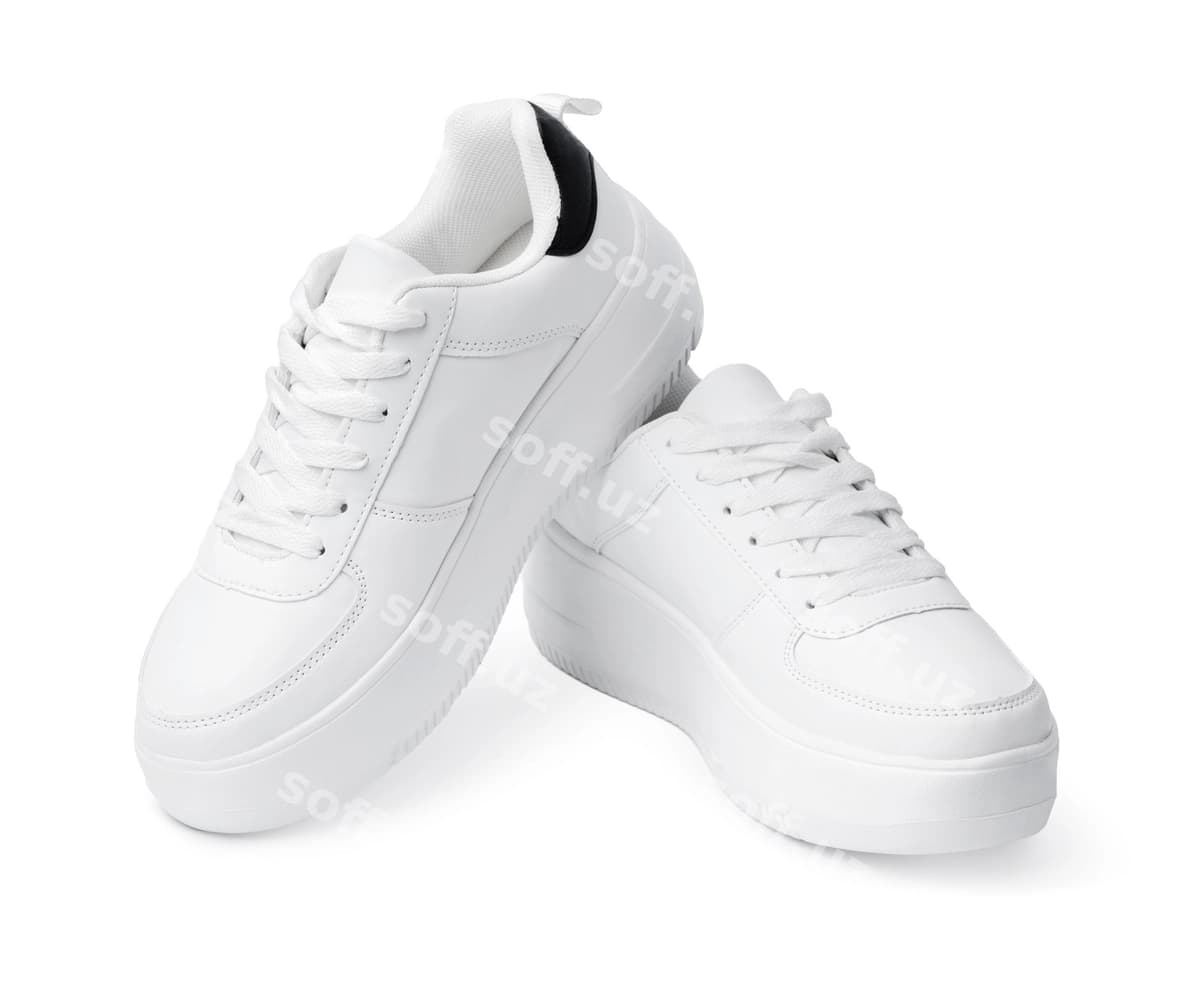 Yangi juft oq sneakers ajraltirilgan oq | New pair white sneakers isolated white