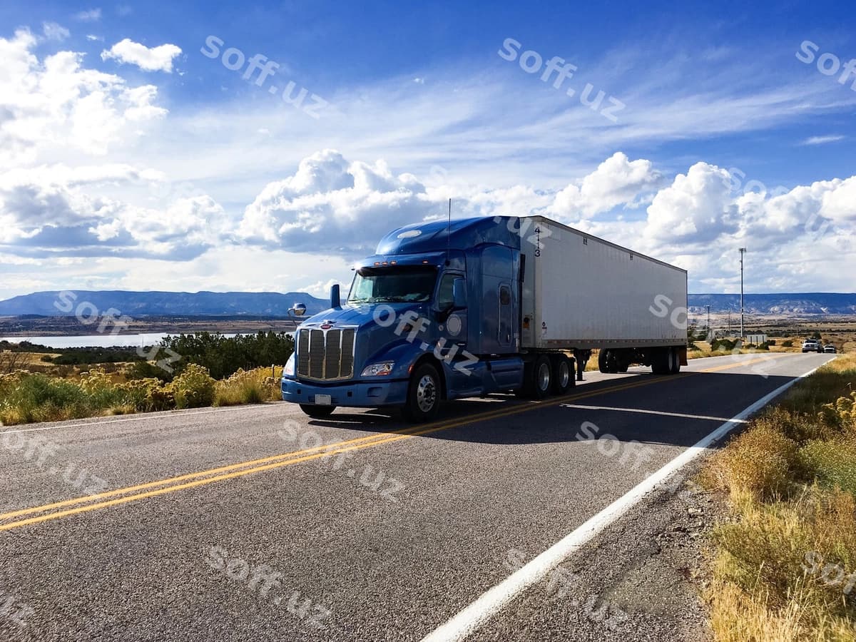 Yarıma avtomobil osmon qarshi yo'lni harakatlanayotgan. | Semi truck moving highway against sky