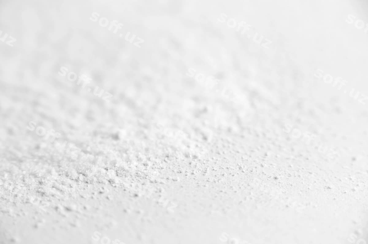 Oq suzilgan soda oq orqa fonda | White spilled soda white background