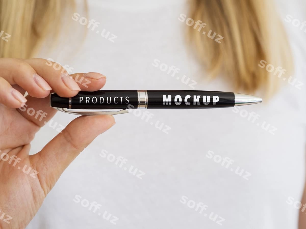 Ayol qora ruchka tutgan namuna | Woman holding black pen mock up
