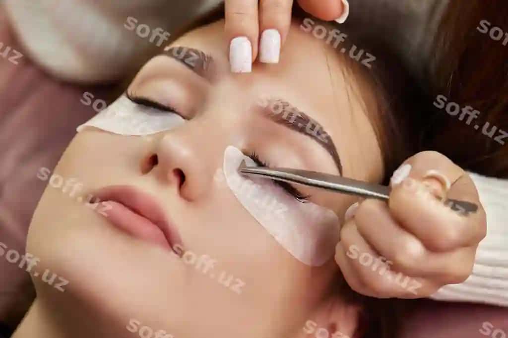 Yaqin rasm ayol make-up qo'llayotgan | Close up woman applying make up
