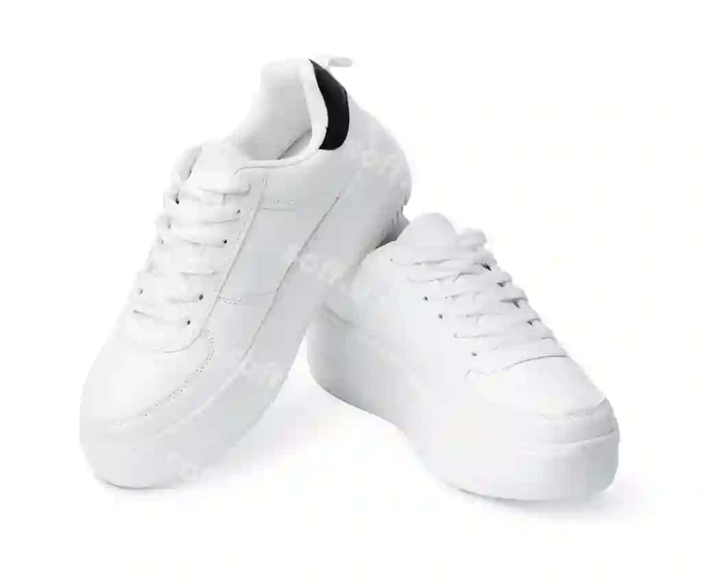 Yangi juft oq sneakers ajraltirilgan oq | New pair white sneakers isolated white