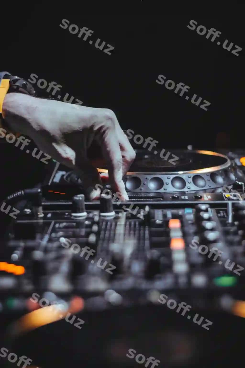 Kesilgan qo'l audio mikserni boshqaruvchi | Cropped hand operating sound mixer