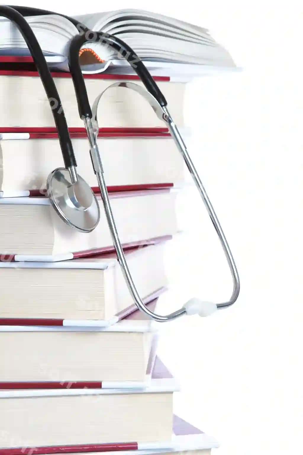 Kitoblar stekka tibbiy stetoskop oq devor | Stack books stethoscope medical white wall