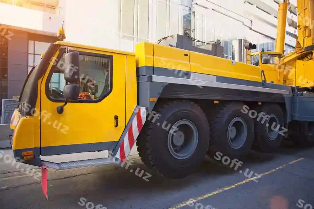 Mobil kran ishi shahar markazidagi qurilish joyi | Mobile crane work downtown construction site