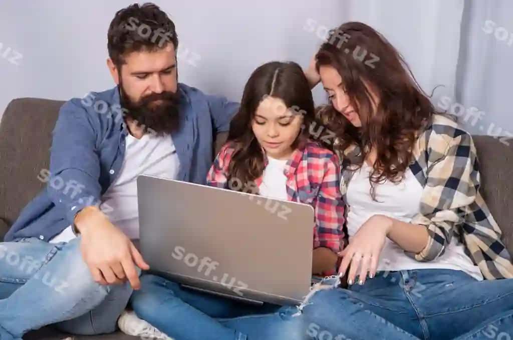 Baxtli ota-ona bolali qiz elektron ta'lim onlayn ona baba qiz bolasi xarid qilish | Happy parents with kid girl elearning online mom dad daughter shopping