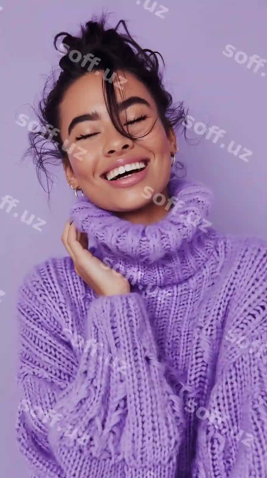 Baxtli ayol ajralgan pastel binafsha orqa fonda | Happy woman isolated pastel purple background