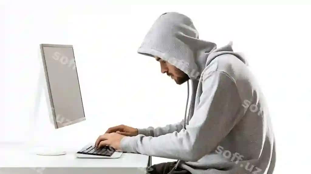 Man kulrang kapyushon kompyuterni ishlatmoqda. | Man grey hoodie is working computer
