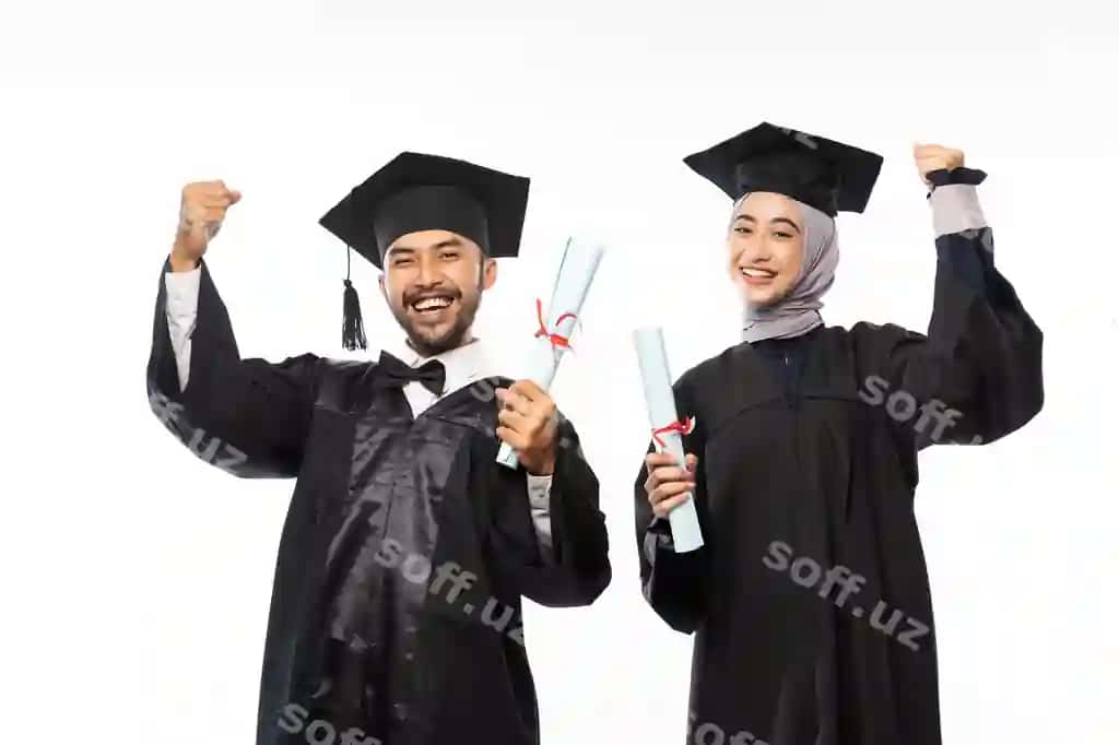 Hursand bitiruvchi toga kiygan aylanma diploma varaqini tutgan. | Excited graduate wearing toga holding roll diploma paper
