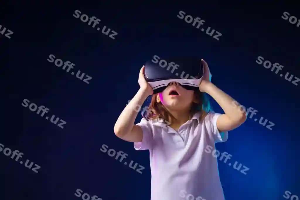 VR-sarafatdan foydalangan holda o'yin oynayotgan qizning yuzida hayrona hissiylari, virtual haqiqiylikdagi o'yin gadjetidan foydalangan holda bolalar. | Girl experiencing vr headset game surprised emotions her face child using gaming gadget virtual reality
