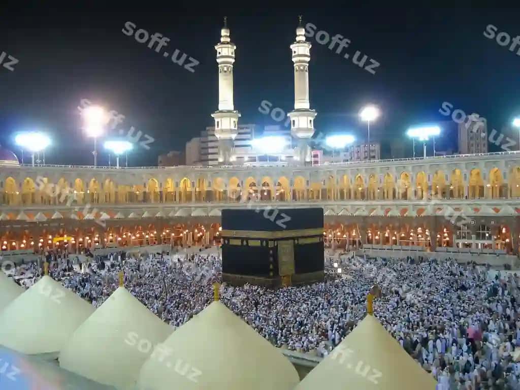 Ajoiyib manzara musulmonlar kichik kubbatalar orqali Kaaba atrofida tawaf qilish | Impressive view muslims making kaaba circumambulating through tiny domes