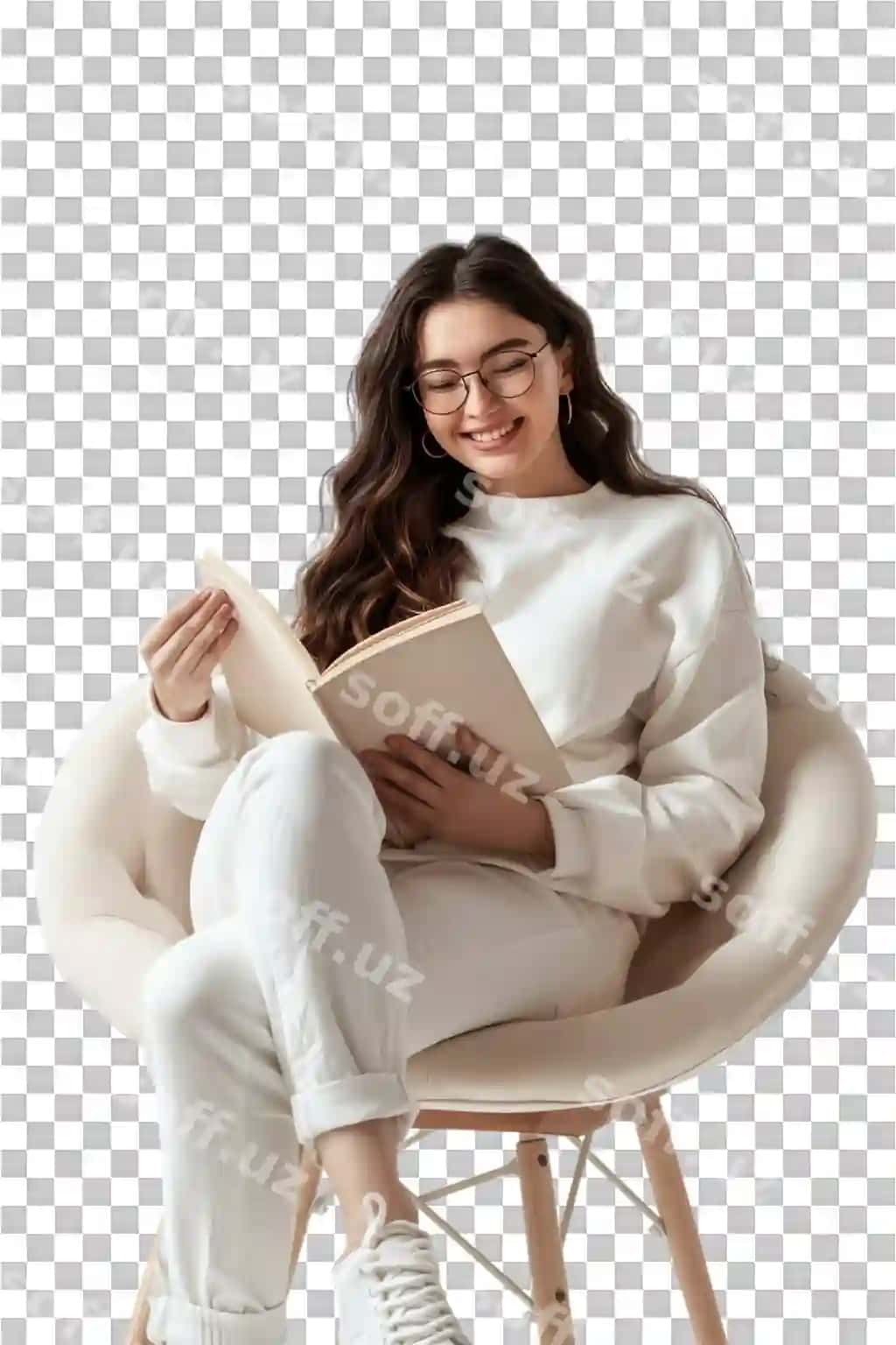 Baxtli ayol yolg'iz stulda o'tirganida kitob o'qiyotgan shaffoffinga qarshi. | Happy woman reading book while sitting chair alone against transparent