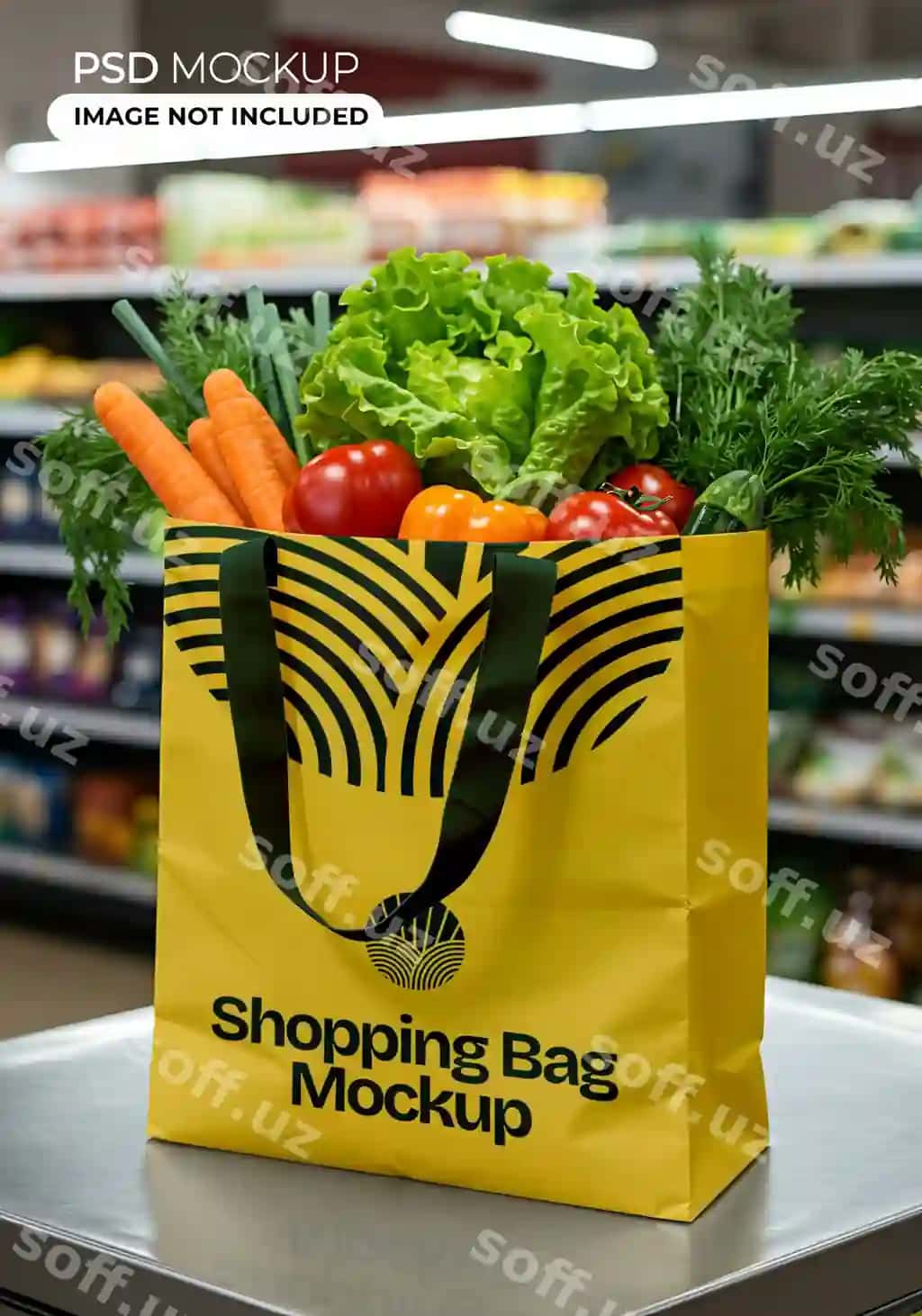 Sariq xarid sumkasi namunasi yangi meva va sabzavotlar supermarket muhitida | Yellow shopping bag mockup with fresh produce supermarket setting