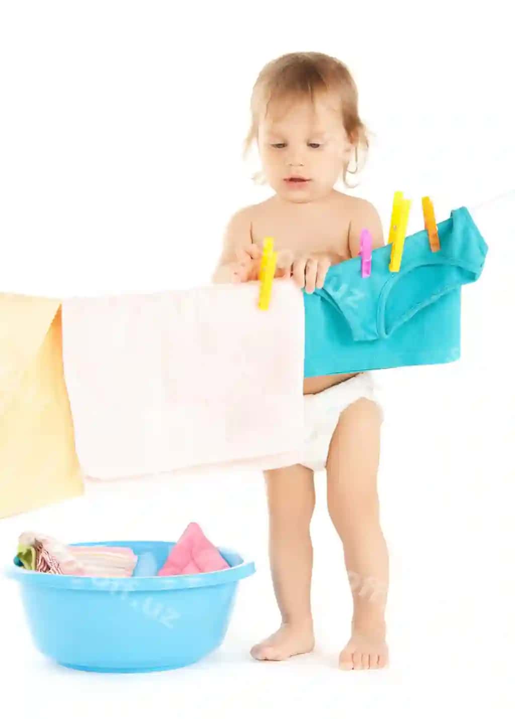 Yorqin rasm sevimli chaqaloq kir poyaboz qilayotgan | Bright picture adorable baby doing laundry