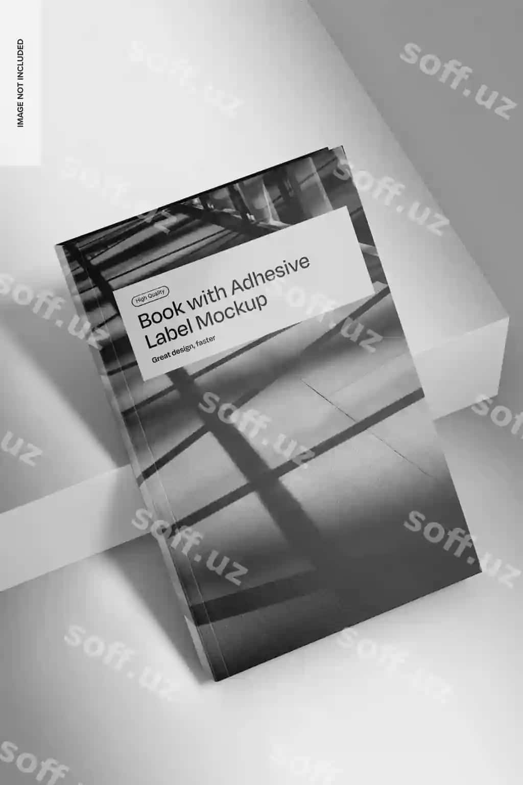 Kitob band yorliq mockup yuqori burchakdan ko'rinish | Book with adhesive label mockup high angle view