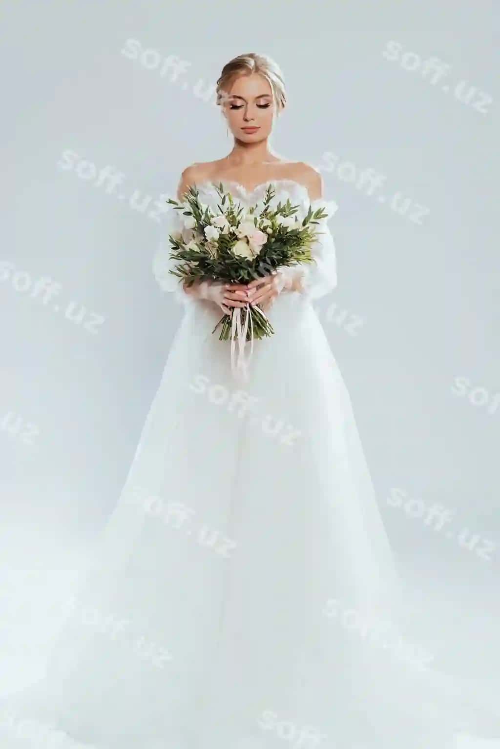 Yosh go'zal brat turmardu kiyimda buket atirgullar bilan pozalashgan | Young beautiful bride posing wedding dress with bouquet roses