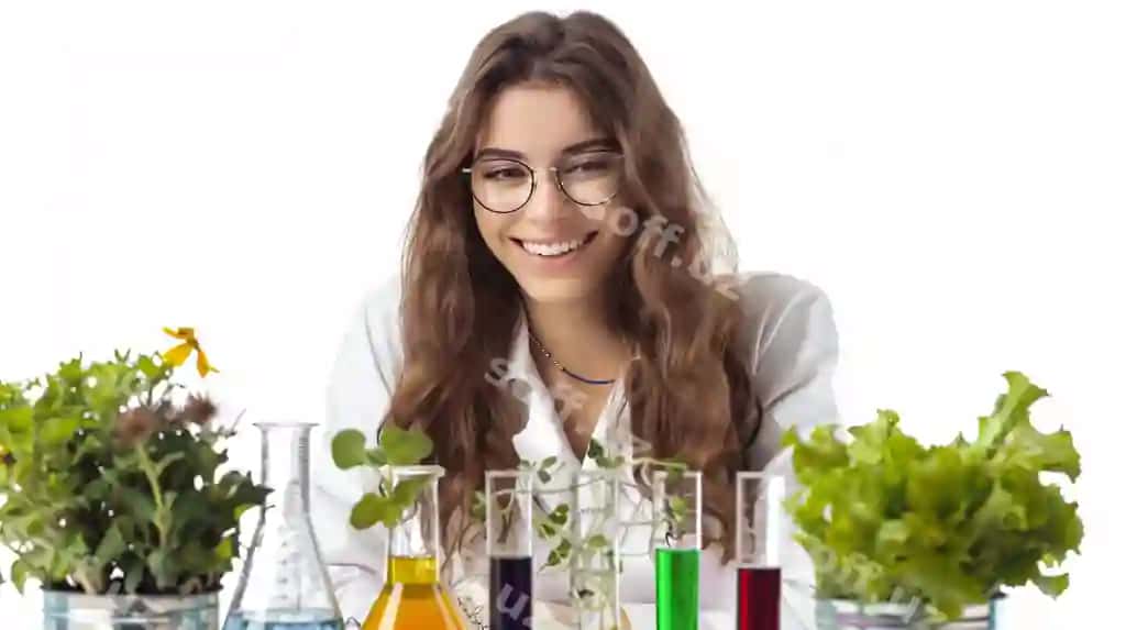 Baxtli ayol fanchi qizil qovoq urug'i o'sganini tutgan | Joyful female scientist holding sunflower seeds sprout
