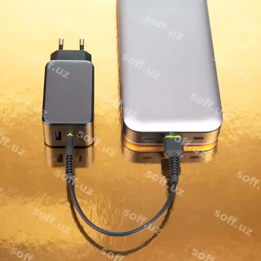 Quvvat bankasi zaryadlash plashtyri kabel bilan oltin orqa fonda elekttron qurilmalar zaryadlash asboblari | Power bank charging plug with cable golden background electronic devices charging gadgets