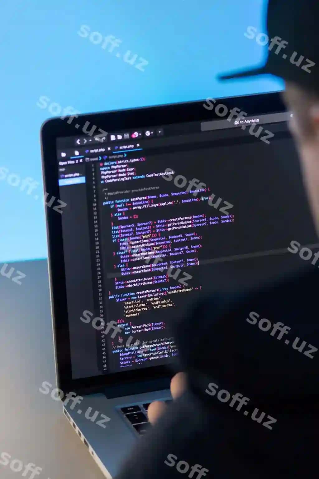 Dasturchi ishlayotgan noutbuk kompyuti ofis studiyosi | Programmer working laptop computer office studio