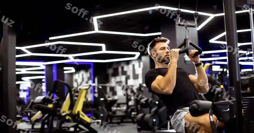 Man zamonaviy jimdagi yorqin neon chiroqlar bilan pull-up mashinasida mashq qilmoqda. | Man exercising pullup machine modern gym with bright neon lights