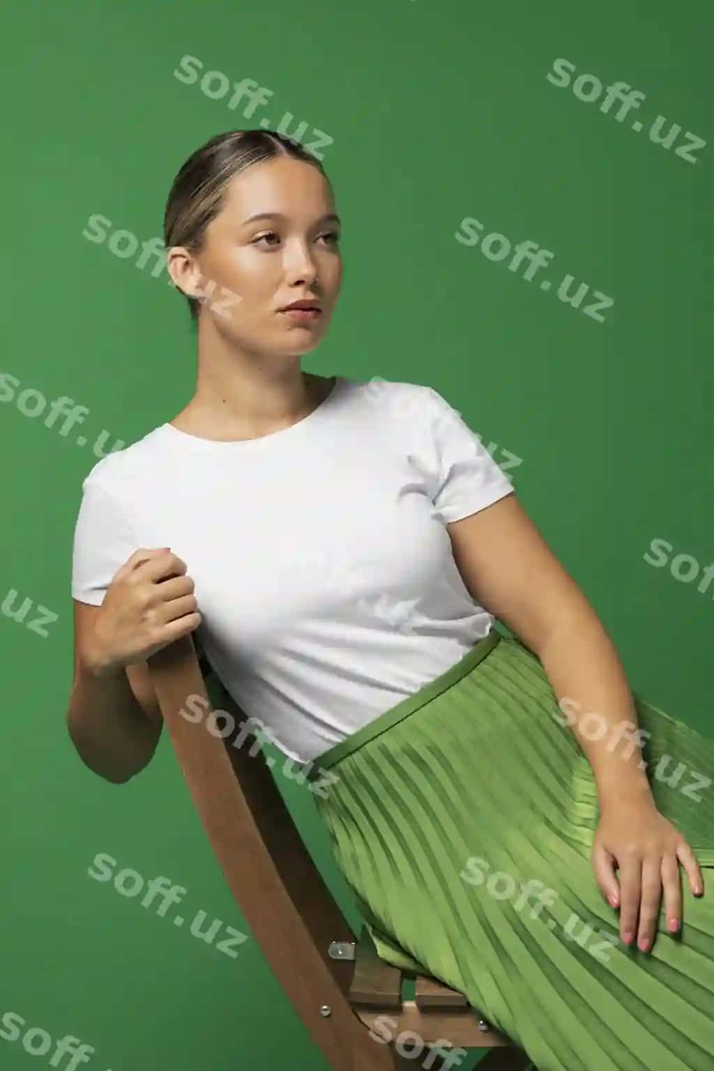 Old ko'rinishdagi ayol stulni ko'rsatmoqda | Front view woman posing chair