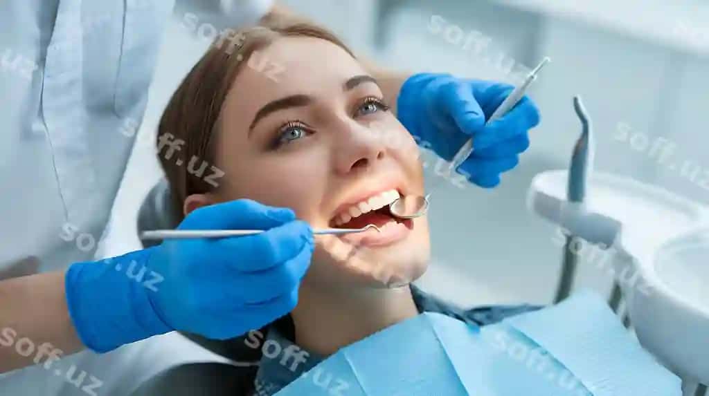 Zamonaviy tish tekshiruvi bemor tish xirurhi tomonidan tish vositalaridan foydalangan holda og'iz tekshiruvi olayotgan. | Dental checkup with patient receiving oral examination by dentist using dental tools modern