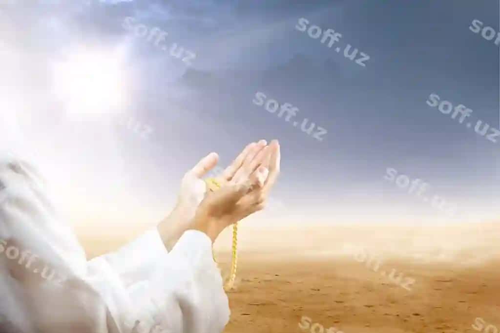 Muslim erkak tasbih bilan duo qilmoqda, uning qo'llari cho'lon | Muslim man praying with prayer beads his hands desert